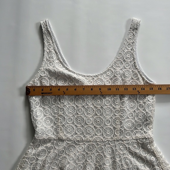 Sam & Lavi Lace peplum top. Size medium - Picture 8 of 13